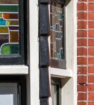 Detail glas in lood met zaagtandvormig houtwerk.
<br/>
Marcel Westhoff, sept. 2020